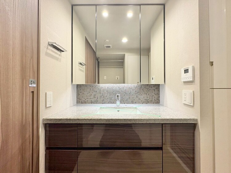 洗面 何かと物が増える場所だからこそ、スッキリと見映えの良い空間に。