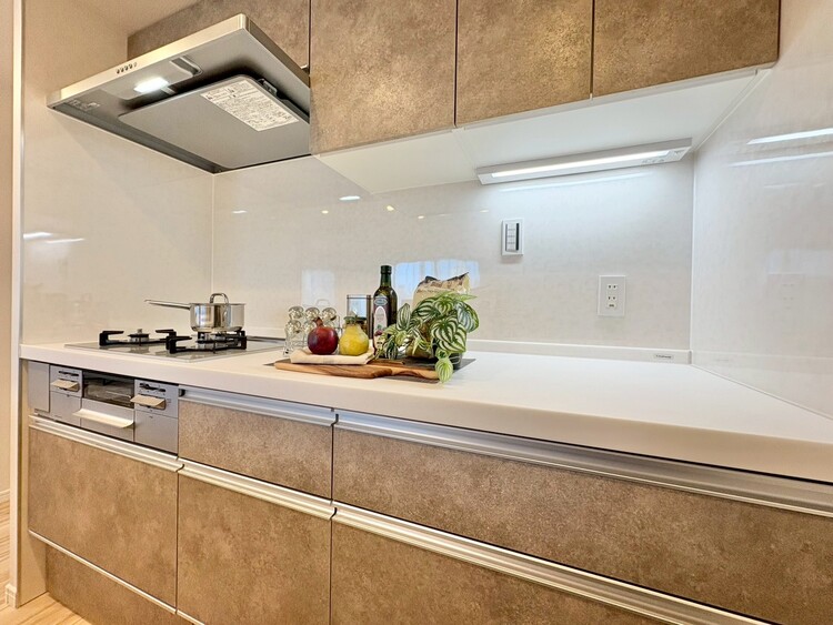 キッチン スマートな意匠と充実の機能を備えたキッチンが、暮らしにおいしい彩りを添えます。