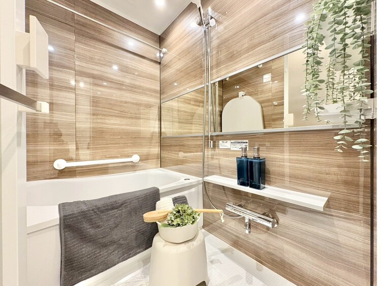 風呂 一日の疲れを癒すバスルームは、心地よいリラックスを叶える清潔感溢れる空間です。