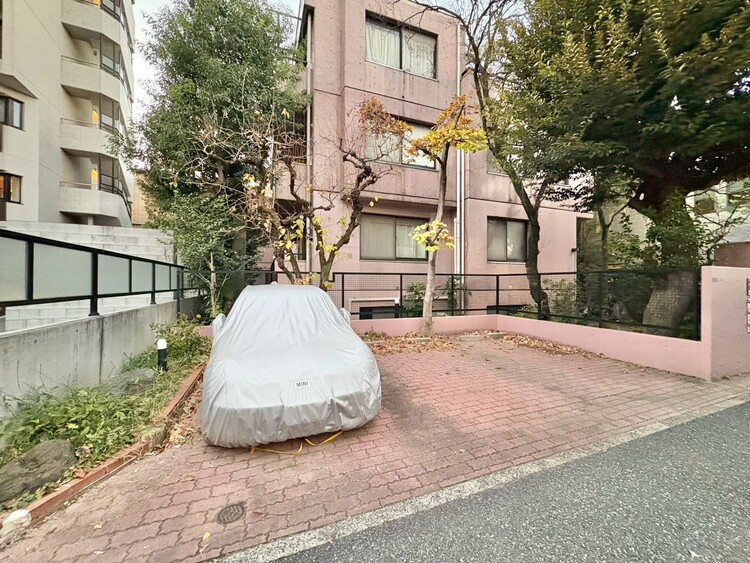 駐車場 本物件の駐車スペースです。車種制限のある場合もございますので、お気軽にお問い合わせくださいませ。