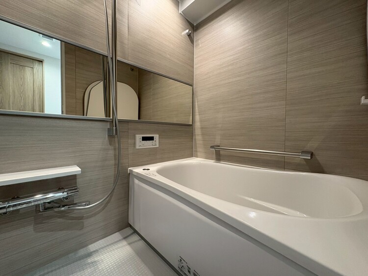 風呂 一日の疲れを癒すバスルームは、心地よいリラックスを叶える清潔感溢れる空間です。