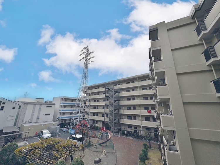 バルコニー 窓を開けると広がる青空。心をリフレッシュして日々を過ごしていきましょう。