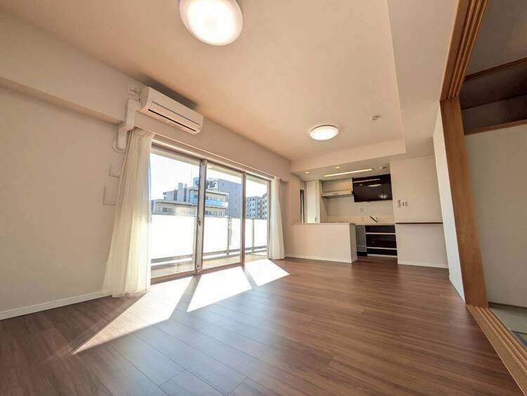 居間 居心地の良い空気感は、暮らしのステージを彩り、心からのやすらぎと満足感を与えてくれます。