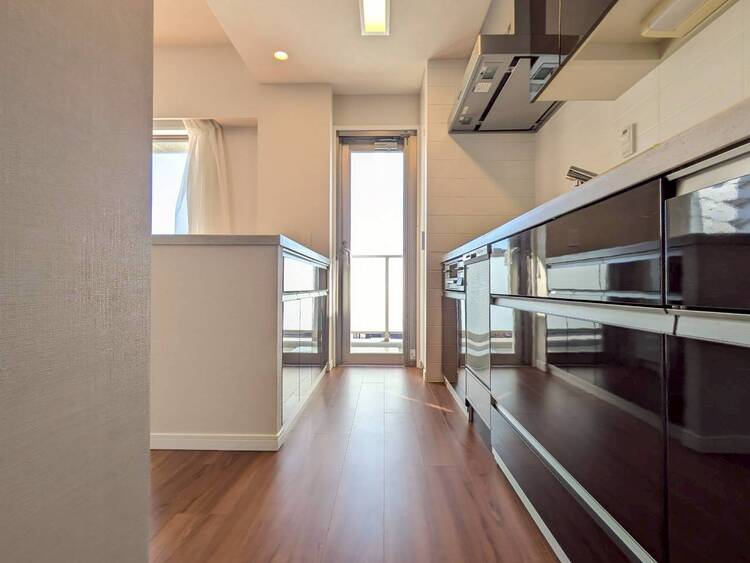 キッチン スマートな意匠と充実の機能を備えたキッチンが、暮らしにおいしい彩りを添えます。