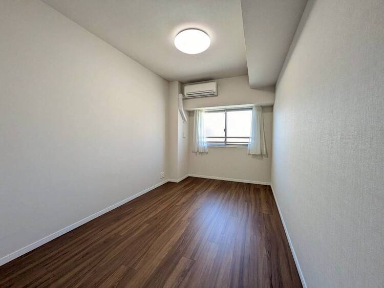 寝室 ベッドも十分に設置するスペースがあります。