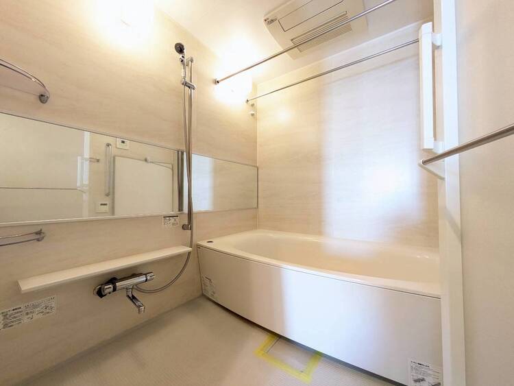 風呂 一日の疲れを癒すバスルームは、心地よいリラックスを叶える清潔感溢れる空間です。