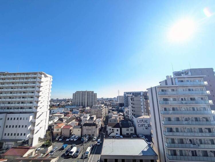 バルコニー 窓を開けると広がる青空。心をリフレッシュして日々を過ごしていきましょう。