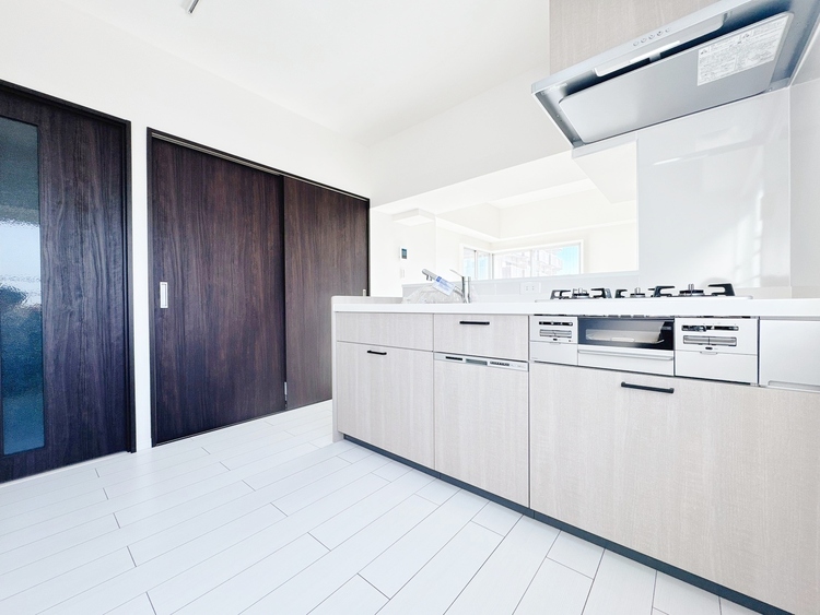 キッチン スマートな意匠と充実の機能を備えたキッチンが、暮らしにおいしい彩りを添えます。