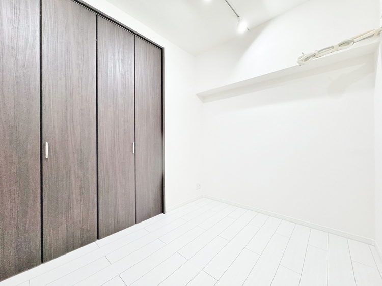 寝室 ベッドも十分に設置するスペースがあります。