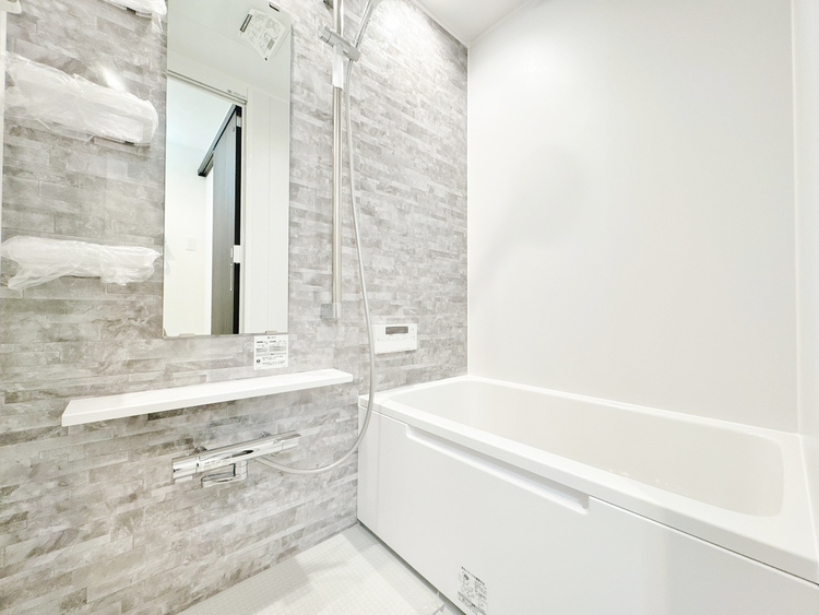 風呂 一日の疲れを癒すバスルームは、心地よいリラックスを叶える清潔感溢れる空間です。