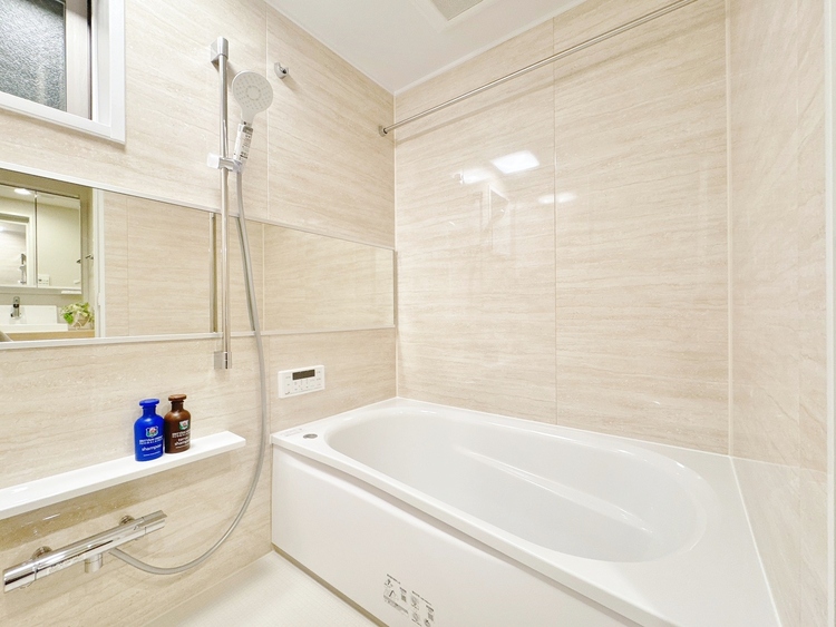 風呂 一日の疲れを癒すバスルームは、心地よいリラックスを叶える清潔感溢れる空間です。