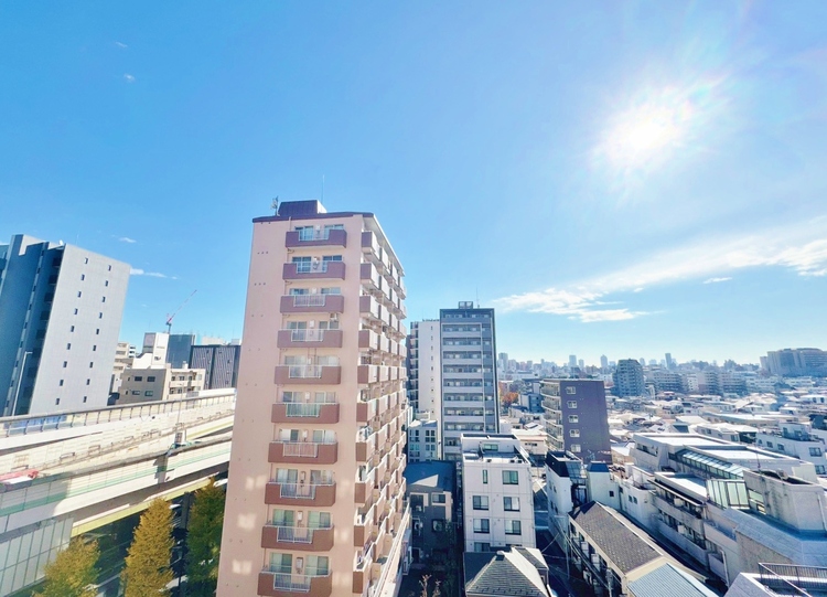 バルコニー 窓を開けると広がる青空。心をリフレッシュして日々を過ごしていきましょう。