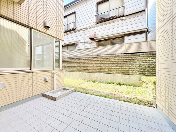 バルコニー 窓を開けると広がる青空。心をリフレッシュして日々を過ごしていきましょう。