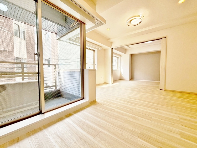 居間 忙しく過ぎゆく日常を置き去るほど、ゆったりした時間が流れるリビング。