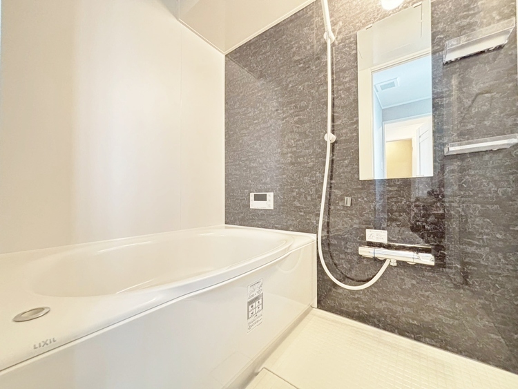 風呂 一日の疲れを癒すバスルームは、心地よいリラックスを叶える清潔感溢れる空間です。