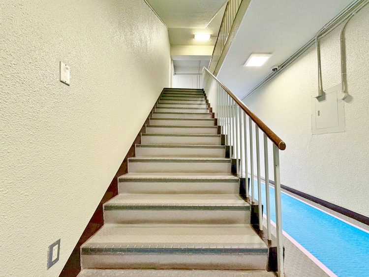 その他 落ち着いた雰囲気の階段。手すりも常設しているので、ゆったりお使いになれます。