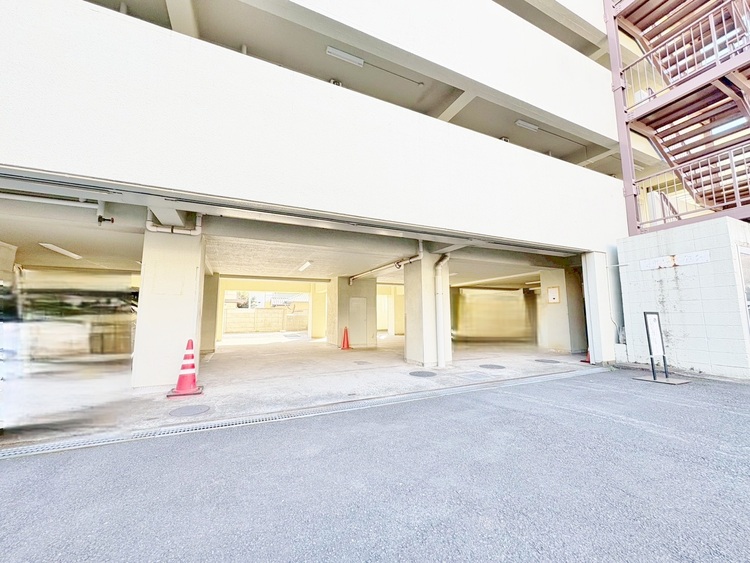駐車場 本物件の駐車スペースです。車種制限のある場合もございますので、お気軽にお問い合わせくださいませ。