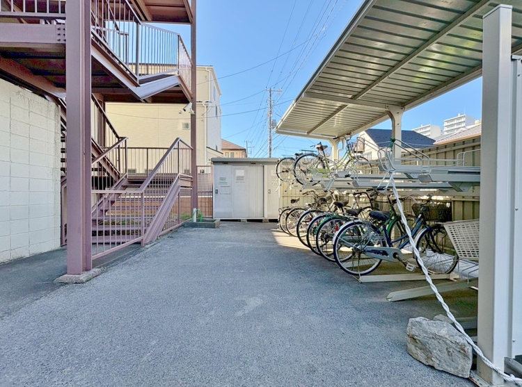設備 きちんと整備された駐輪場。住む方の心遣いが感じられます。