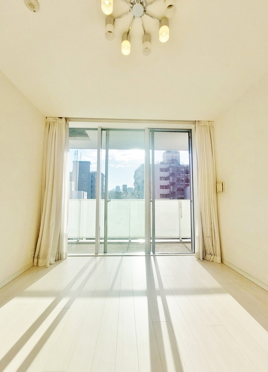 居間 居心地の良い空気感は、暮らしのステージを彩り、心からのやすらぎと満足感を与えてくれます。