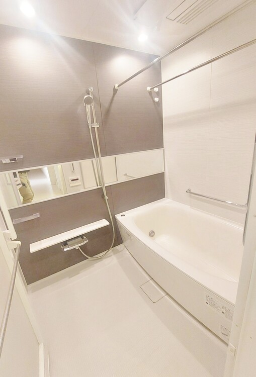 風呂 一日の疲れを癒すバスルームは、心地よいリラックスを叶える清潔感溢れる空間です。