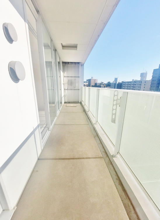 バルコニー 暮らしの中で、光と風を演出してくれるバルコニー。