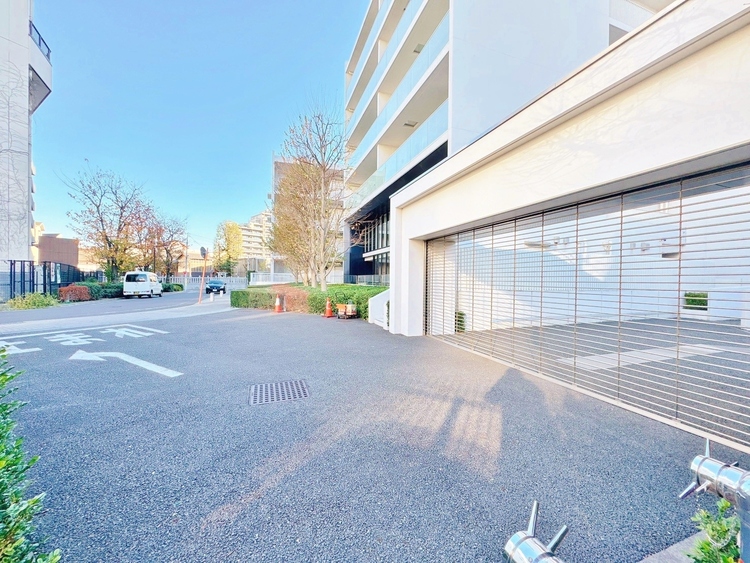 駐車場 本物件の駐車スペースです。車種制限のある場合もございますので、お気軽にお問い合わせくださいませ。