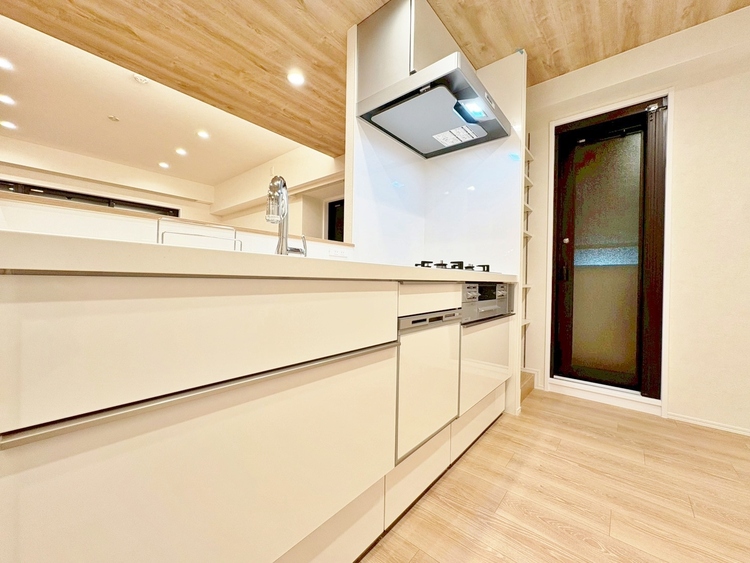 キッチン スマートな意匠と充実の機能を備えたキッチンが、暮らしにおいしい彩りを添えます。