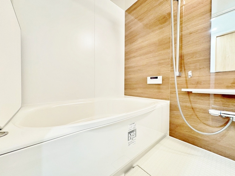 風呂 一日の疲れを癒すバスルームは、心地よいリラックスを叶える清潔感溢れる空間です。