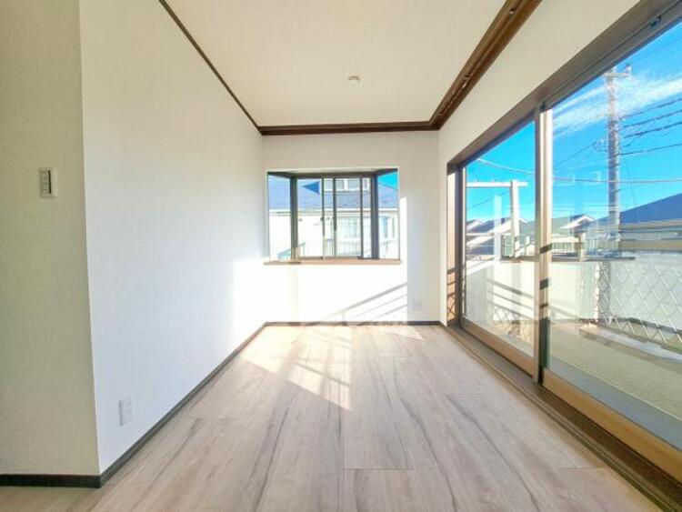 内装 洋室5.6帖　大きな窓からたっぷりと陽光が注がれる明るい空間。一日の疲れをいやしてくれる主寝室。