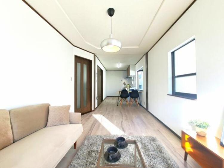 居間 LDK12.9帖　ご家族みなさんで寛げる空間をぜひ現地で体感してみてください。