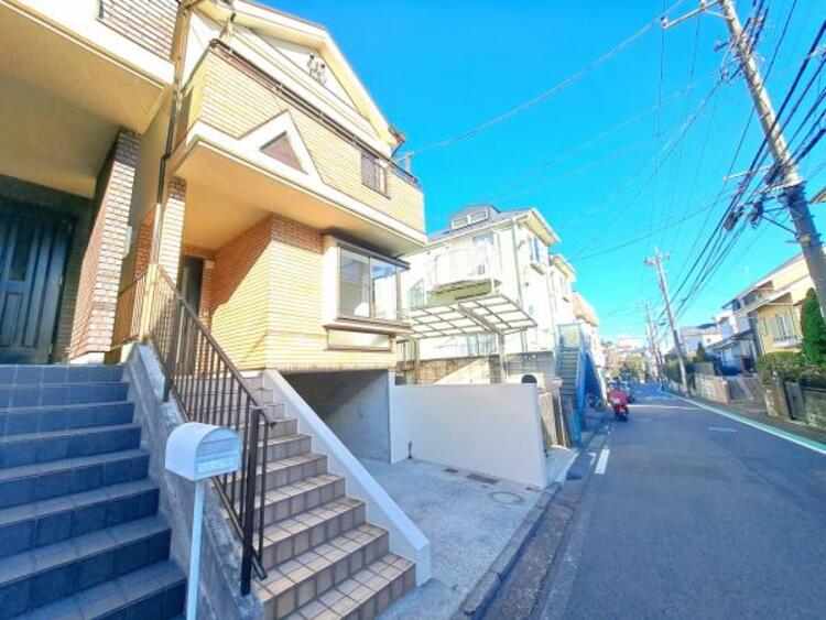 外観 前面道路です。毎日のお車の出し入れもストレスなく行えます。