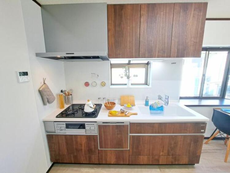 キッチン 広々とした対面式キッチンスペース。食洗機と浄水器が付き、収納力もあるキッチンはお料理が捗ります。