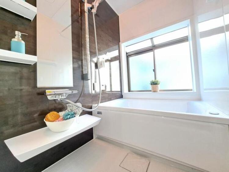 風呂 窓や浴室乾燥機付きで雨の日の洗濯も可能です。汚れが付き辛くお掃除が楽な仕様となっております。