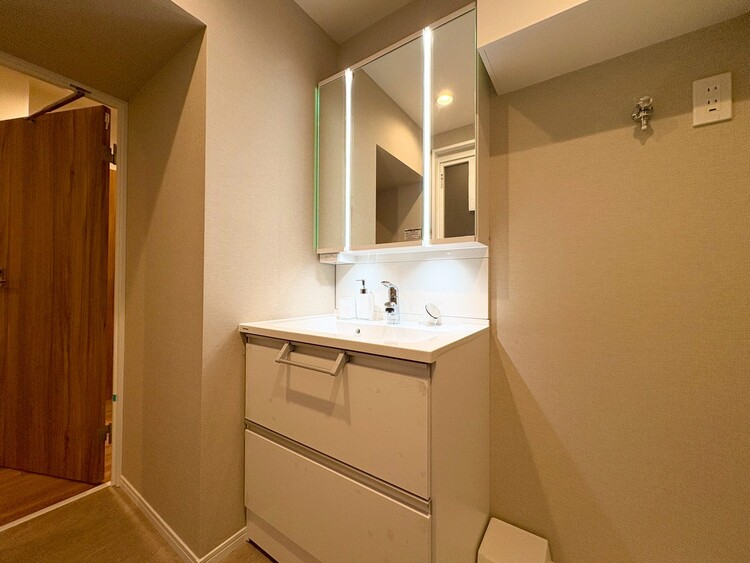 その他 清潔感を感じられる洗面化粧台。