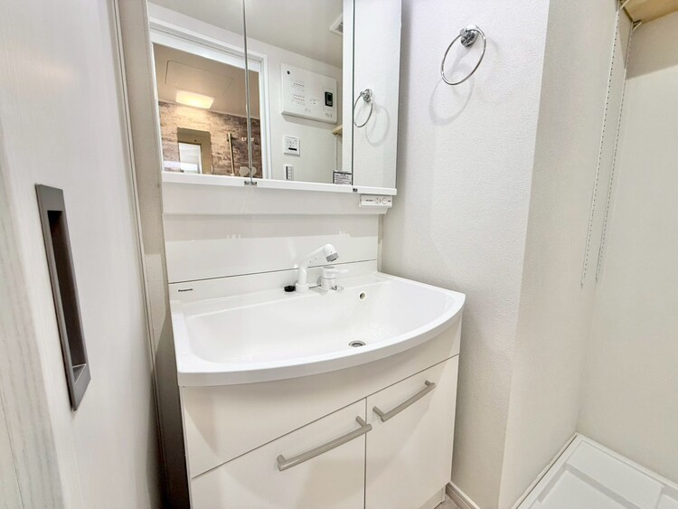 その他 清潔感を感じられる洗面化粧台。