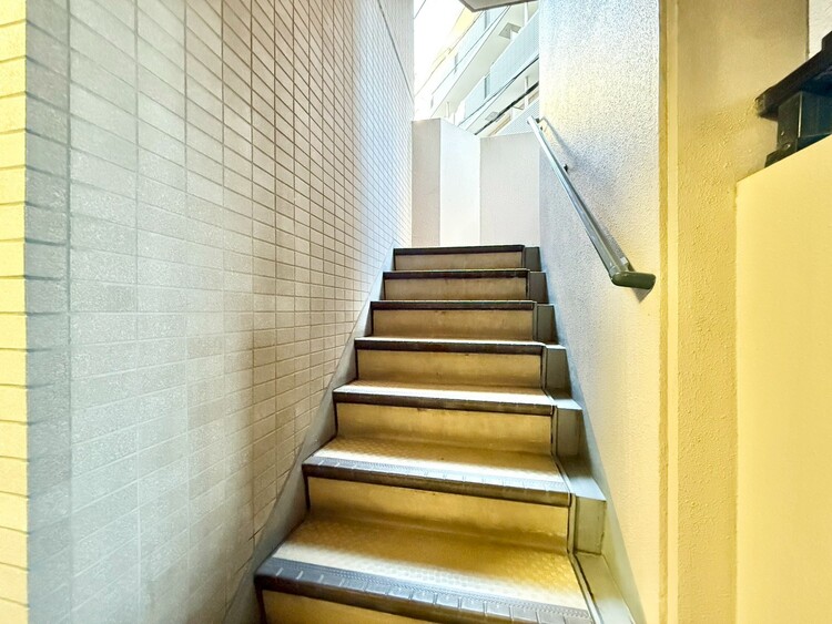 その他 共用部の階段です。明るく清潔に管理されています。