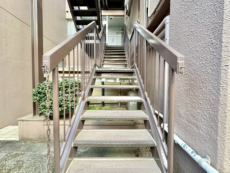 その他 共用部の階段です。明るく清潔に管理されています。