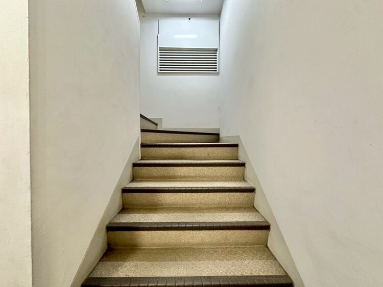 その他 共用部の階段です。明るく清潔に管理されています。