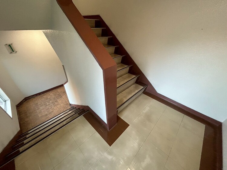 その他 共用部の階段です。明るく清潔に管理されています。