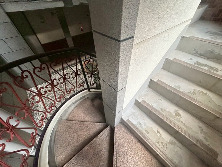 その他 共用部の階段です。明るく清潔に管理されています。