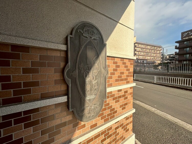 その他 スタイリッシュなエンブレム。お洒落なマンションは入り口から。