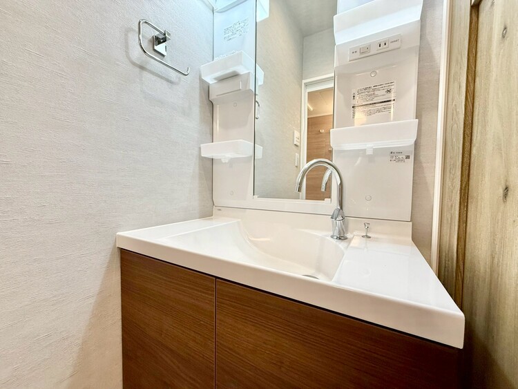 その他 清潔感を感じられる洗面化粧台。