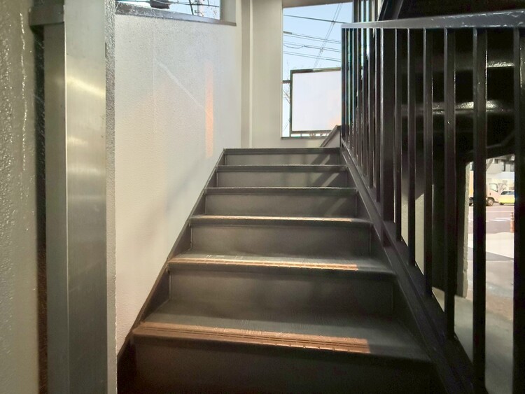 その他 共用部の階段です。明るく清潔に管理されています。