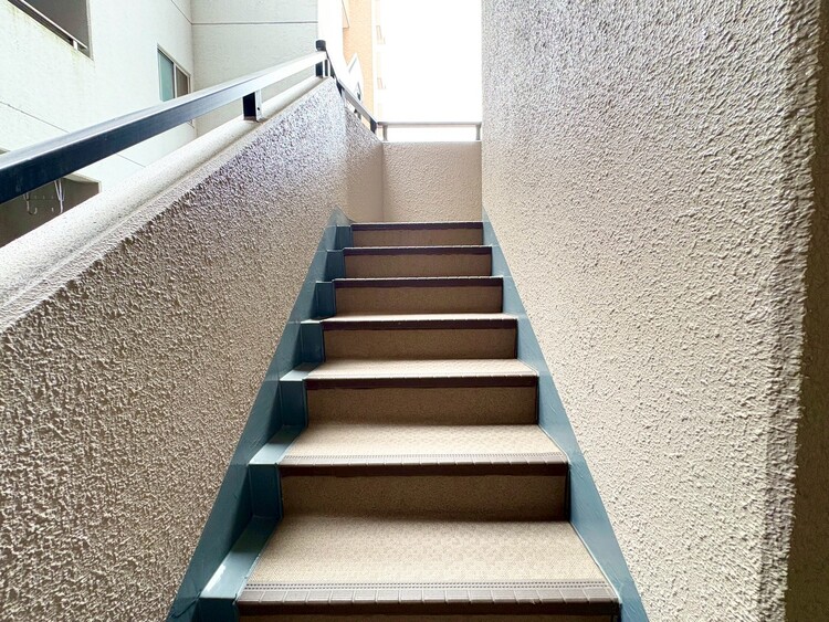 その他 共用部の階段です。明るく清潔に管理されています。