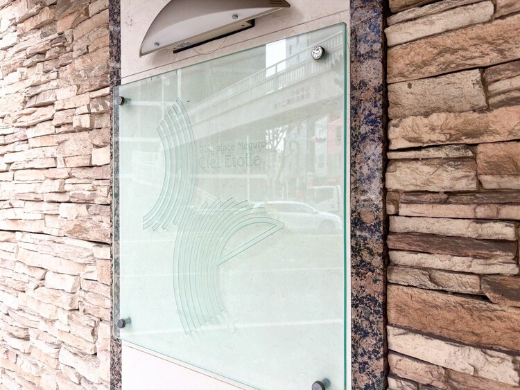 その他 スタイリッシュなエンブレム。お洒落なマンションは入り口から。