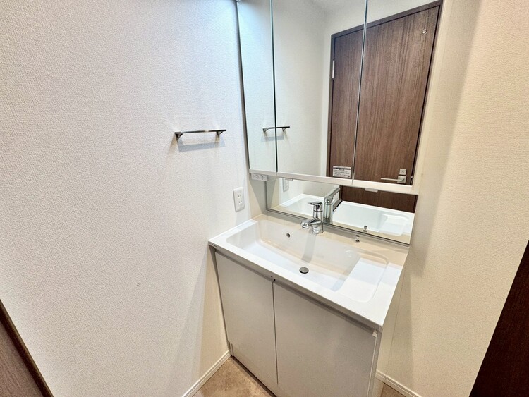 その他 清潔感を感じられる洗面化粧台。