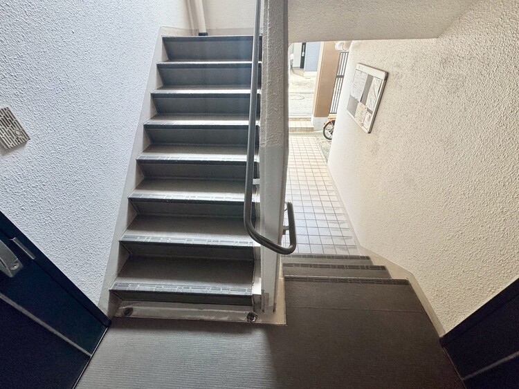 その他 共用部の階段です。明るく清潔に管理されています。