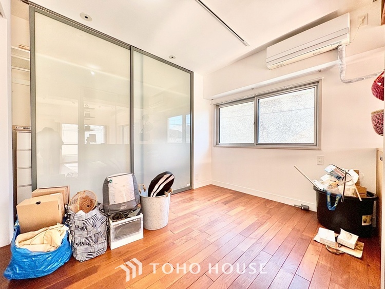 内装 ◆間接照明◆オレンジ色の光が僕達を大人な気分にさせる。静かで優しく語りかけるその光は、今日の終わりを告げてくれ、でも明日にはいい事が必ず来るよ。そんな囁きが聞こえてくる