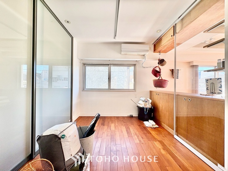 内装 ◆子供部屋◆冷涼な風、そよぐリビング。だんらんの場所はここから始まり、ここで終わる。家族の笑顔が集う素敵な場所だから、こだわり抜いた思いが詰まっているのだと思う。