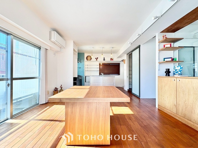 内装 ◆リビング◆たくさんの窓から注ぐ太陽の光。時間の経過とともに光と影のコントラストがこの空間のムードを変え、部屋に変化と温もりをもたらしてくれる。